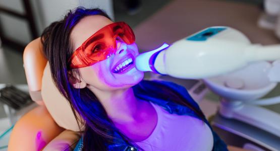 Come sbiancare i denti in 3 minuti