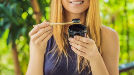 Polvere al carbone vegetale per lavare i denti