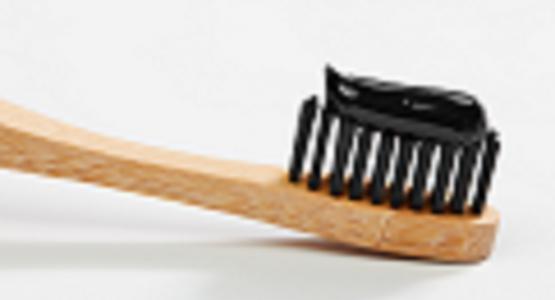 Dentifricio al carbone attivo