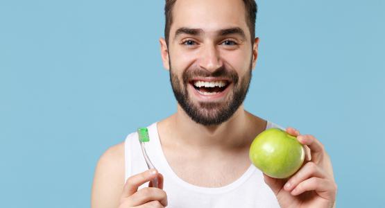 Lavarsi i denti prima dei pasti