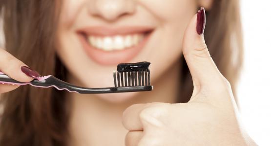 Polvere al carbone vegetale per lavare i denti