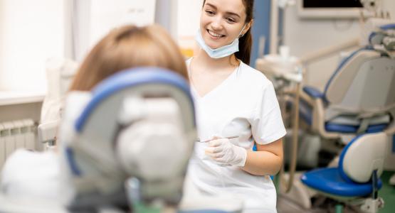 Gengiva gonfia tra due denti